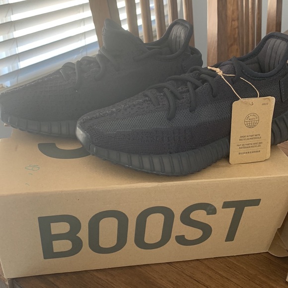 Yeezy Boost 350 V2 - Picture 2 of 6